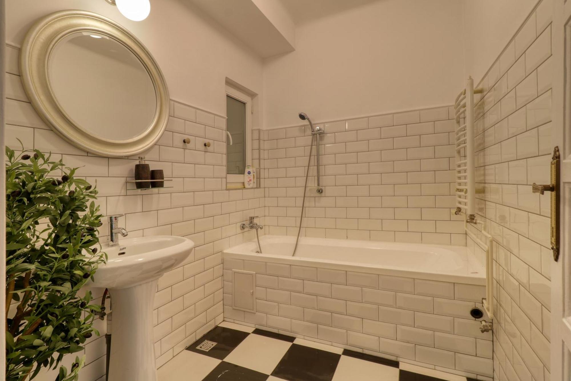 Neo-Classic Design Near Downtown Bucarest Esterno foto